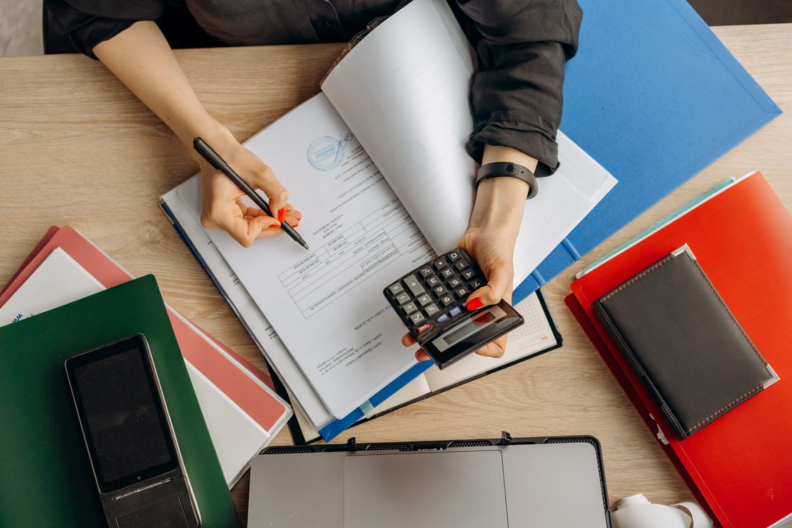Documentos financeiros organizados numa mesa de trabalho